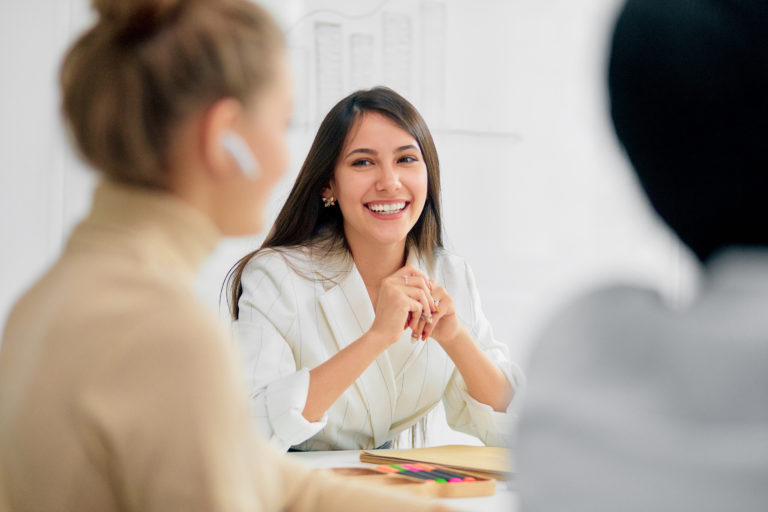 life-coaching-fur-frauen-damit-frauen-nicht-unbewusst-alten-rollenbildern-folgen-um-dann-irgendwann-auf-dem-falschen-gleis-aufzuwachen