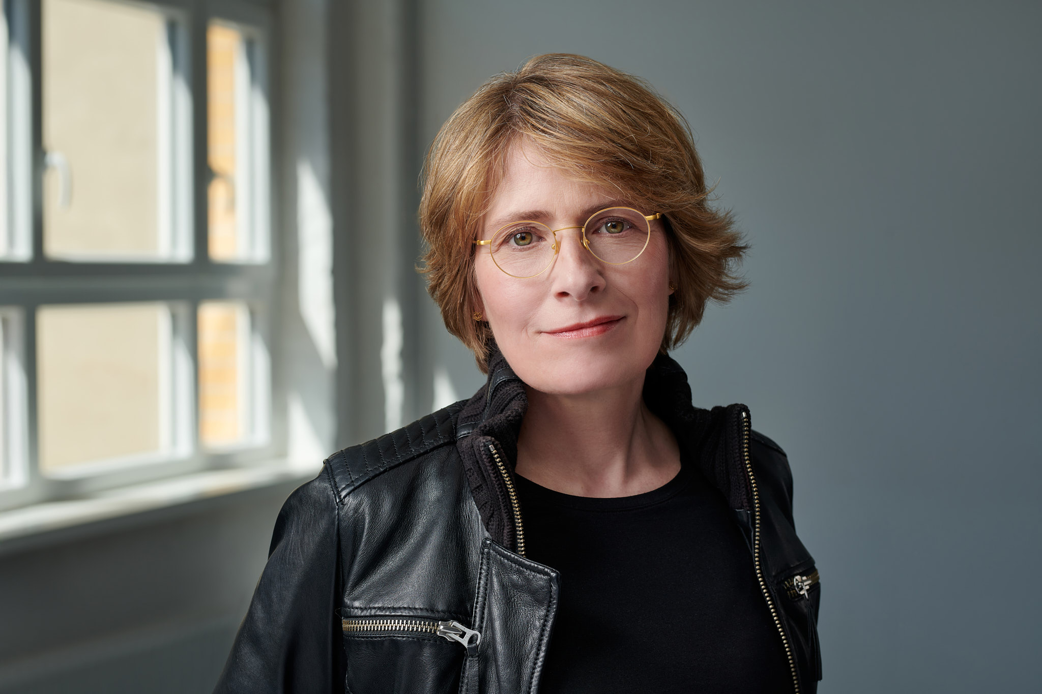 Frauke_Bataille_Fenster_Portrait_smart_casual_Web_Fotograf_Alexander_Klebe